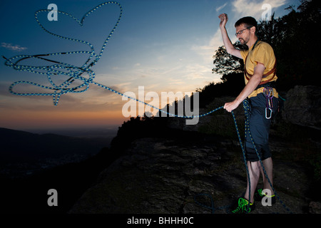 Kletterer werfen Seil am Battert-Felsen in der Nähe von Baden-Baden bei Nacht, Baden-Württemberg, Deutschland Stockfoto