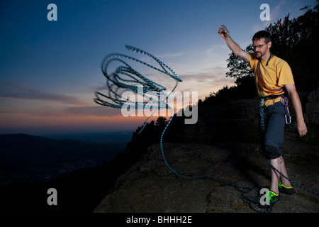 Kletterer werfen Seil am Battert-Felsen in der Nähe von Baden-Baden bei Nacht, Baden-Württemberg, Deutschland Stockfoto