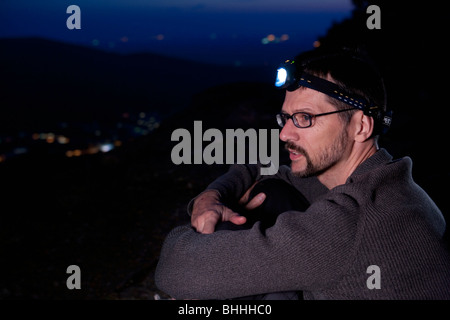 Sitzen Kletterer tragen Scheinwerfer am Battert-Felsen in der Nähe von Baden-Baden in der Nacht, Baden-Württemberg, Deutschland Stockfoto