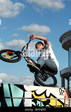 BMX-Biker-Sprung. Stockfoto