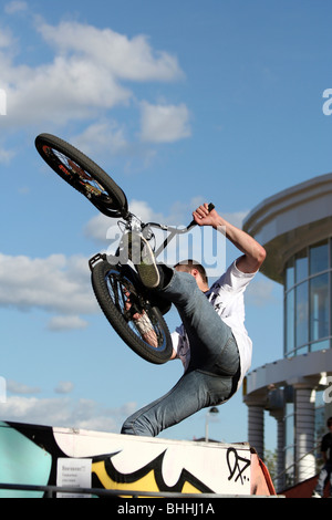 BMX-Biker-Sprung. Stockfoto