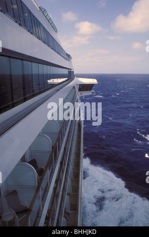 Kreuzfahrt Schiff auf offener See entlang in Richtung Bug und Flybridge suchen Stockfoto