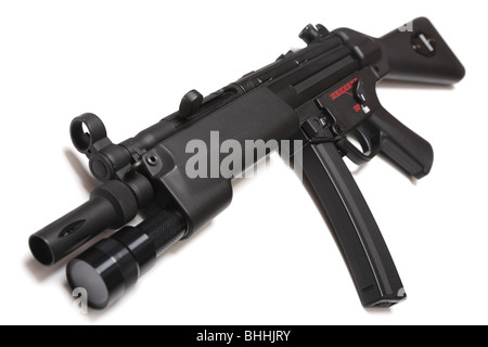 MP5 - moderne Maschinenpistole mit taktischen Flashligt. Isoliert auf weißem Hintergrund. Stockfoto