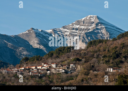 Profitis Ilias, der größte Berg Taygetos-Bereich und das Dorf Stockfoto