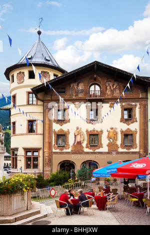 Straßencafés und das Hirschenhaus in Berchtesgaden Stadtzentrum, Bayern, Deutschland, Europa Stockfoto