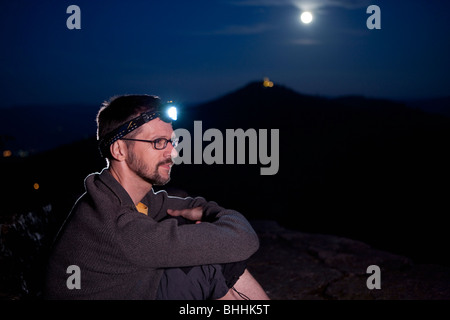 Sitzen Kletterer tragen Scheinwerfer am Battert-Felsen in der Nähe von Baden-Baden in der Nacht, Baden-Württemberg, Deutschland Stockfoto