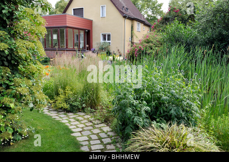 Ewige Grenze bei einem Gartenteich Stockfoto