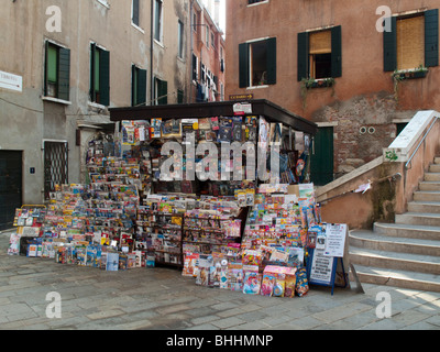 Venedig, Italien. Straße Buchhandlung, Verkäufer von Zeitschriften Stockfoto