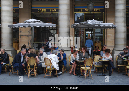 Le Nemours, einem Café in Place Colette, Paris Stockfoto