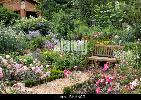 Rosengarten mit Sitzbank. Design: Marianne und Detlef lüdke Stockfoto