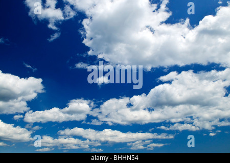 Hintergrund des blauen Himmels mit weißen Cumulus-Wolken Stockfoto