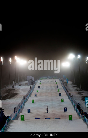 Konkurrent in der Freestyle-Ski Buckelpiste am Cypress Mountain Veranstaltungsort bei den Olympischen Winterspielen 2010 Stockfoto