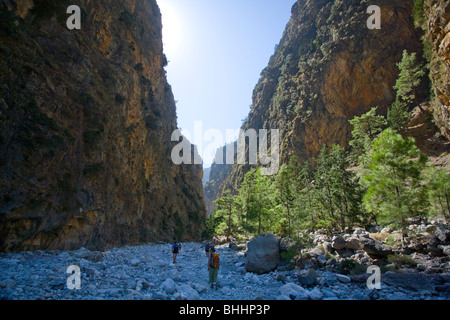 Wanderer in die Samaria Schlucht, Samaria Nationalpark, Kreta, Griechenland. Stockfoto