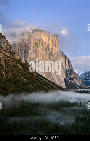 Dramatische Mondaufgang über den Yosemite National Park. Stockfoto