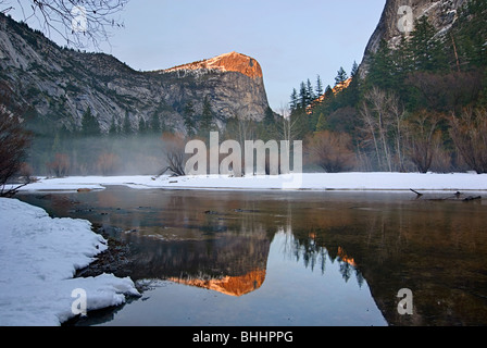 Damatic Winter Blick auf Mirror Lake im Yosemite National Park. Stockfoto