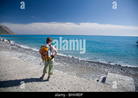 Wanderer an der Strandpromenade in Agia Roumeli an der Basis der Samaria-Schlucht, Kreta, Griechenland. Stockfoto