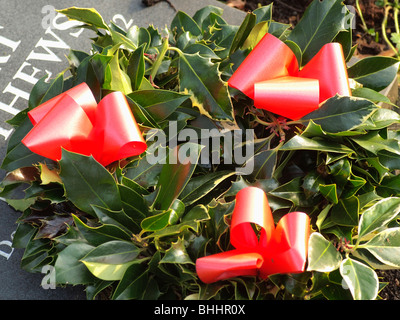 Blumen auf ein Grab auf einem Friedhof Stockfoto