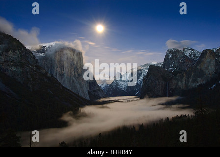 Dramatische Mondaufgang über den Yosemite National Park. Stockfoto