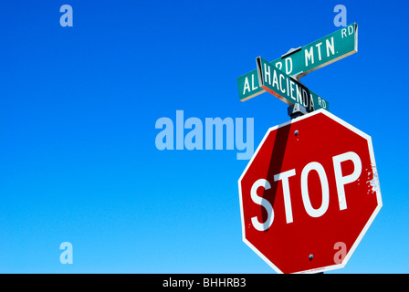 Stopp Stopp mit überqueren Straßen gegen ein strahlend blauer Himmel Stockfoto