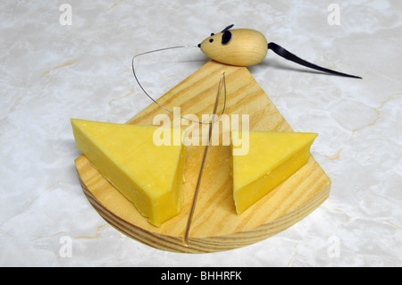 ein Draht Käseschneider mit einer Maus umgehen mit geschnittenen Käse auf dem Brett. Stockfoto