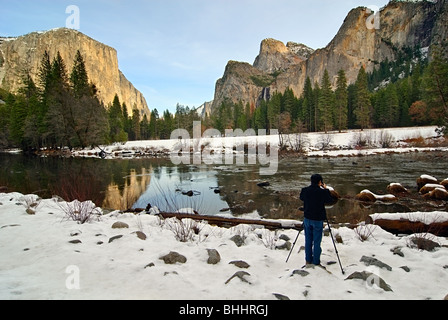 Fotograf bei der Arbeit, die Erfassung von dramatischen Blick auf Yosemite Valley. Stockfoto