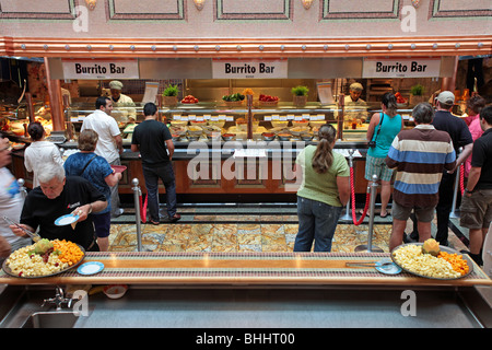 Kreuzfahrt Schiff Dessert Buffet Linien. Menschen auf der Suche und Essen auf Teller und Tabletts. Passagiere, die in der Schlange. Stockfoto