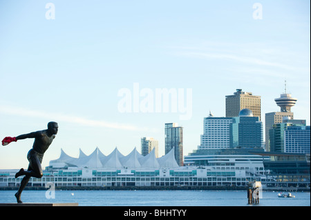 Statue des Olympischen Läufer Harry Jerome in Vancouver Stanley Park mit dem Vancouver Skyline im Hintergrund Stockfoto