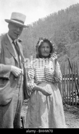 Cecil Sharp und Tante Betsy Tabakpfeifen, Appalachia, USA, c 1917. Artist: Unbekannt Stockfoto