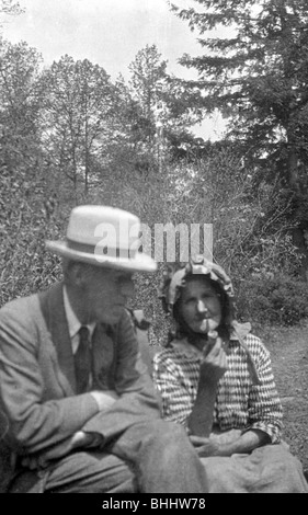 Cecil Sharp und Tante Betsy Tabakpfeifen, Appalachia, USA, c 1917. Artist: Unbekannt Stockfoto