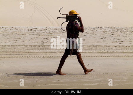 Eine brasilianische Fischer tragen einen handgefertigten Anker am Strand des Iguape, Brasilien. Stockfoto