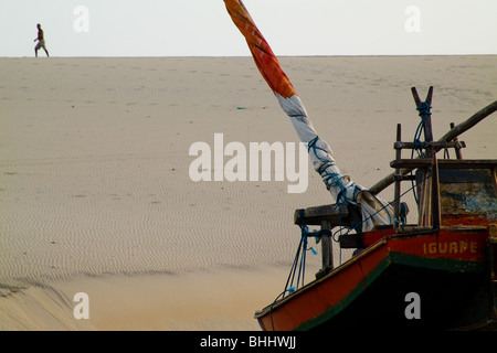 Die Jangada Boot Parken hinter einer Sanddüne in der Strand Iguape, Brasilien. Stockfoto