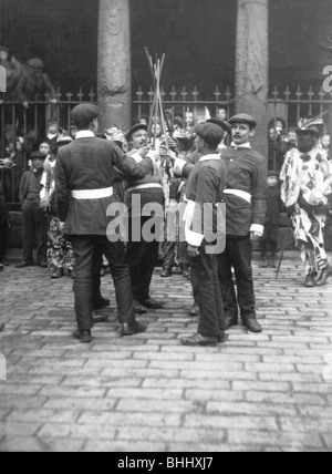 Rodeln-Schwert-Tänzer, Ostseite, Whitby, Yorkshire, c1912. Künstler: Cecil Sharp Stockfoto