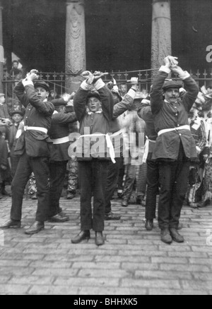 Rodeln-Schwert-Tänzer, Ostseite, Whitby, Yorkshire, c1912. Künstler: Cecil Sharp Stockfoto