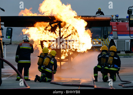 Feuerwehr-Praxis Bekämpfung ein Flugzeugtriebwerk Feuer am Flughafen Stockfoto