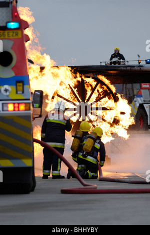 Feuerwehr-Praxis Bekämpfung ein Flugzeugtriebwerk Feuer am Flughafen Stockfoto