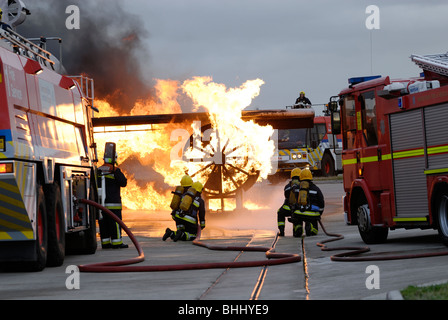 Feuerwehr-Praxis Bekämpfung ein Flugzeugtriebwerk Feuer am Flughafen Stockfoto