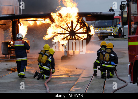 Feuerwehr-Praxis Bekämpfung ein Flugzeugtriebwerk Feuer am Flughafen Stockfoto