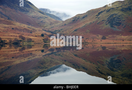 Gespiegelte Reflexionen an Crummock Wasser, Lake District, Cumbria, England Stockfoto