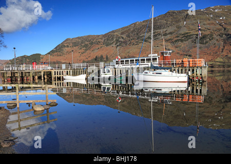 Boote am Glenridding Pier, Ullswater, Lake District, Cumbria, England, an einem hellen sonnigen Wintertag Stockfoto