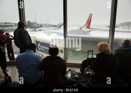 Großbritannien, England, Manchester Airport verzögert Passagiere nach starkem Schneefall eingeschneit Stockfoto