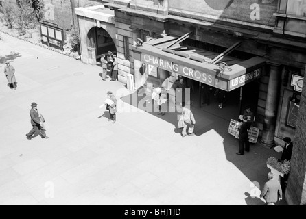 Eingang zur U-Bahn-Station Charing Cross, London, c1945-c1965. Künstler: SW Rawlings Stockfoto