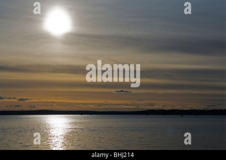 Blick von der Fähre über St. Maves nach Falmouth bei Sonnenuntergang, Cornwall England UK Stockfoto