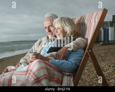 Senioren gemeinsam am Strand Stockfoto