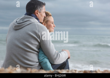 Junges Paar Blick auf das Meer Stockfoto