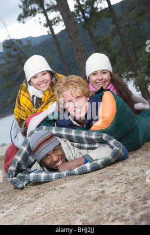 Gruppe von Freunden liegen im Schlafsack Stockfoto