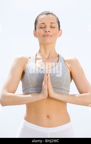 Mitte Erwachsene Frau steht im Gebet position Stockfoto