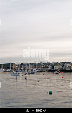 Blick von der Fähre über St Mawes nach Falmouth, Cornwall England UK Stockfoto