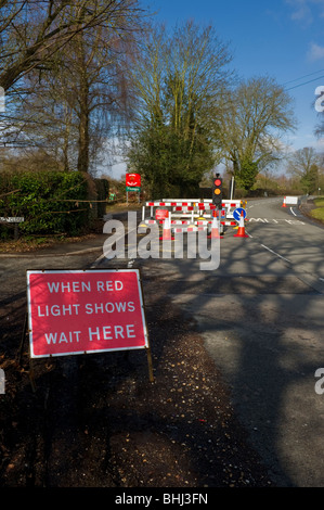 Straßenarbeiten unterzeichnen, temporäre Ampel in Seer Green Buckinghamshire UK Stockfoto