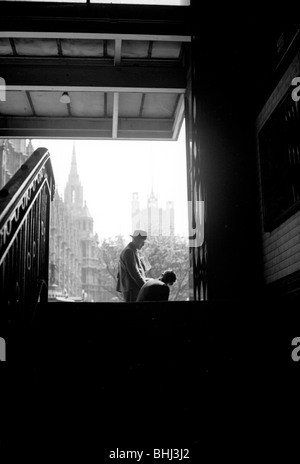 Eingang zur U-Bahn-Station Westminster, London, c1945-c1965. Künstler: SW Rawlings Stockfoto