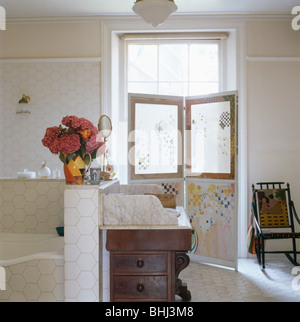 Marmor-Spitze Waschtisch im Badezimmer des englischen Landhauses